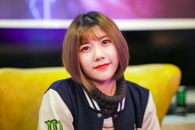 佳能70-200和85哪个拍人像好,佳能851.8镜头测评