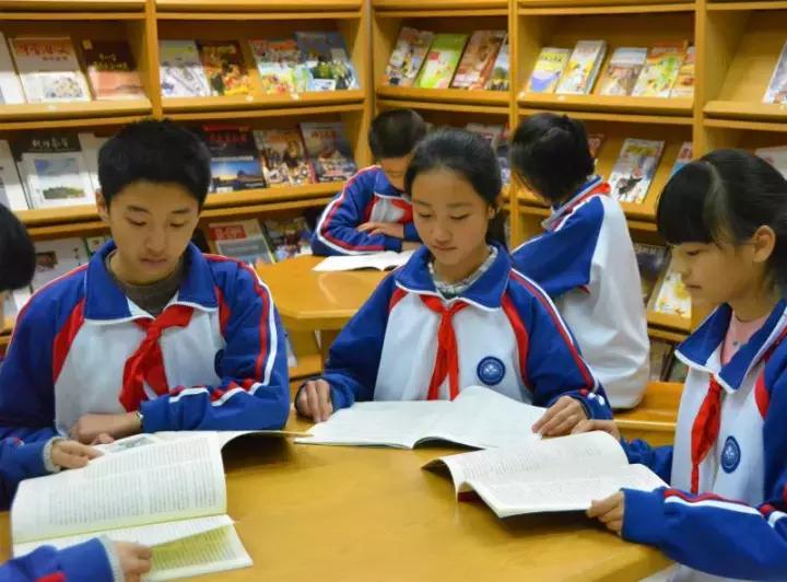 今年学校最流行的校服,最好看的春夏秋冬校服