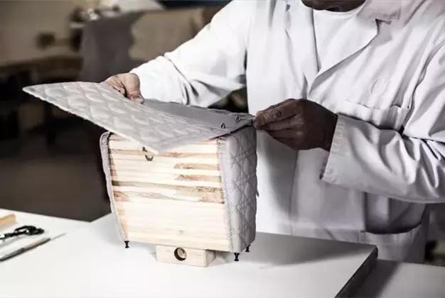 女生该不该买奢侈品牌包,背名牌包一定是虚荣吗