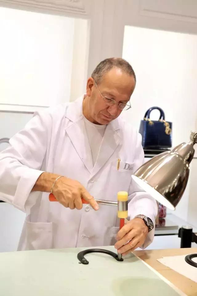 女生该不该买奢侈品牌包,背名牌包一定是虚荣吗