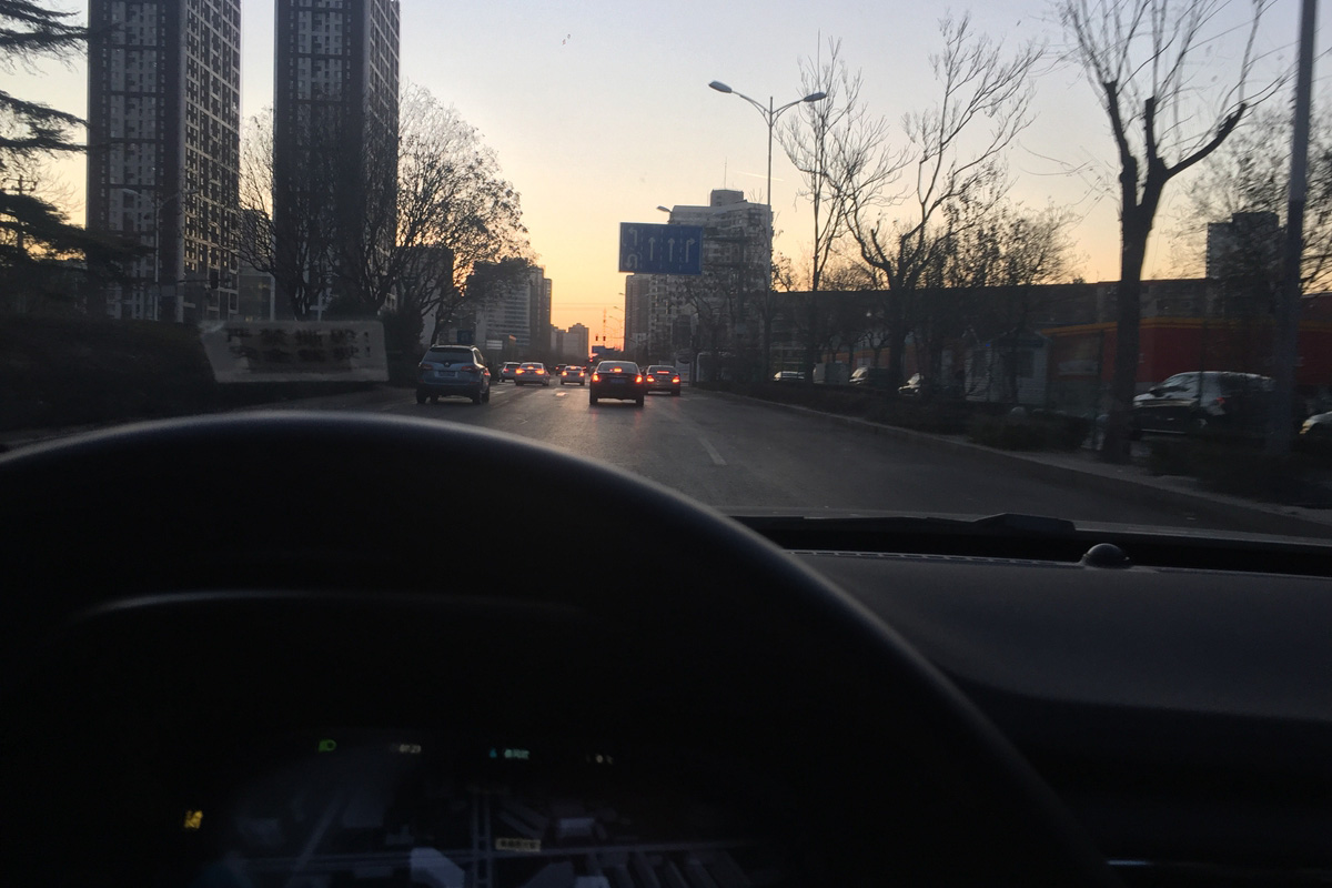 盘点雪天路滑摔倒爆笑场面,自驾游雪地上遇到突发事件