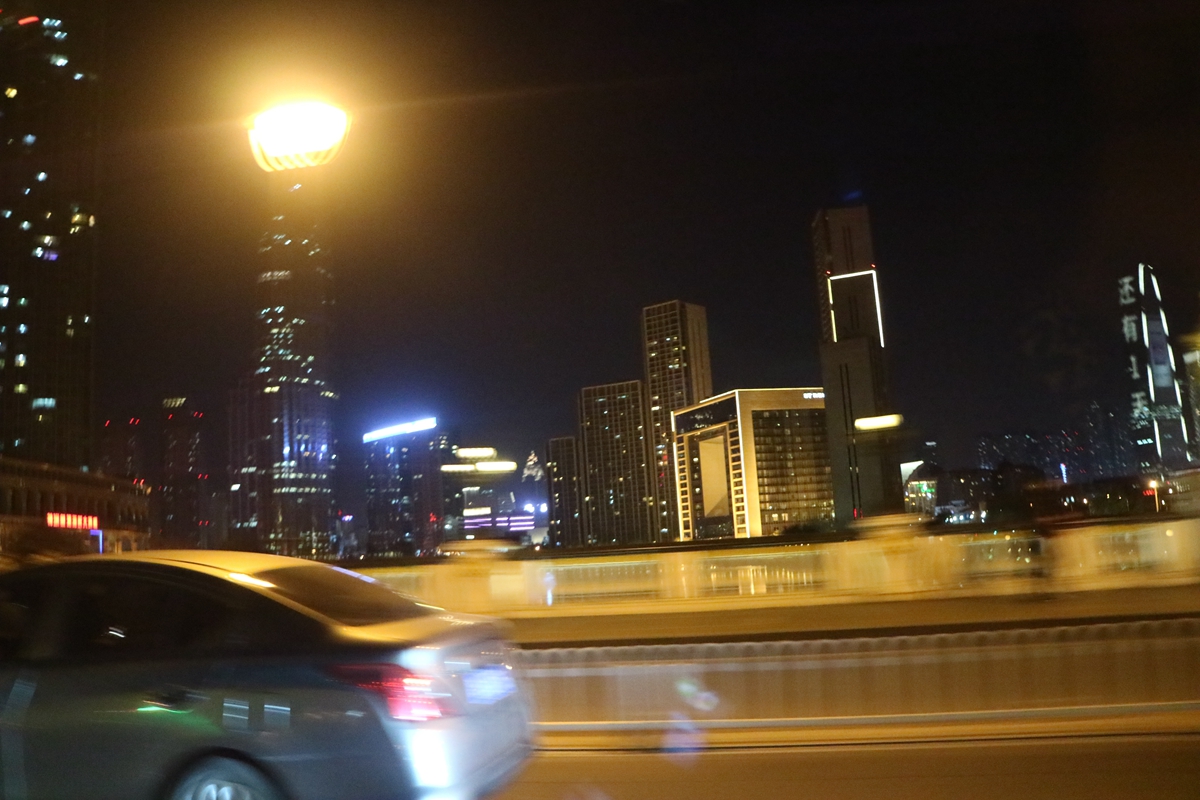 盘点雪天路滑摔倒爆笑场面,自驾游雪地上遇到突发事件