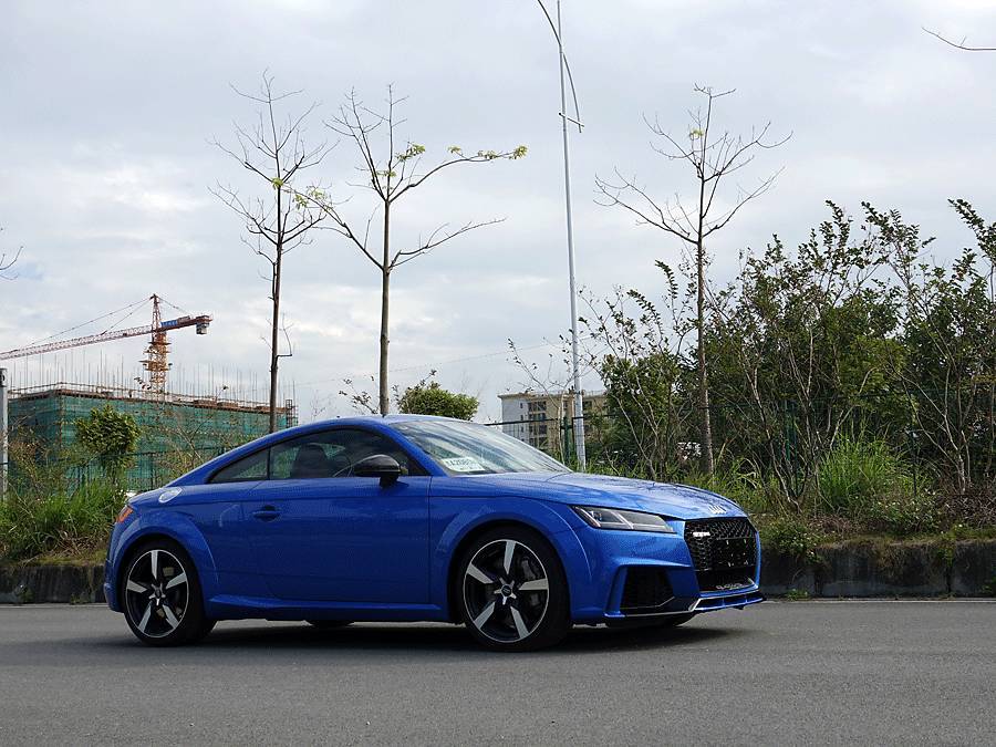 奥迪小跑车ttrs,奥迪tt迷你小轿跑