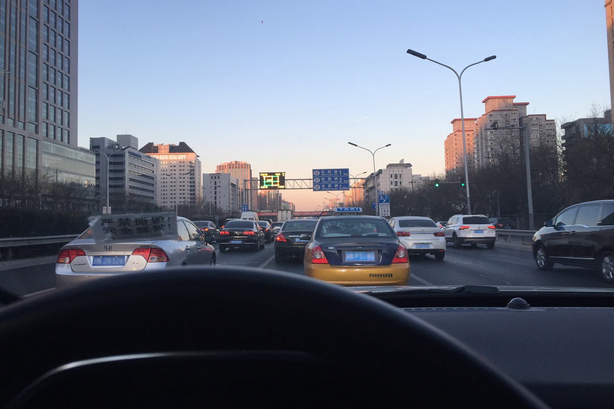 盘点雪天路滑摔倒爆笑场面,自驾游雪地上遇到突发事件