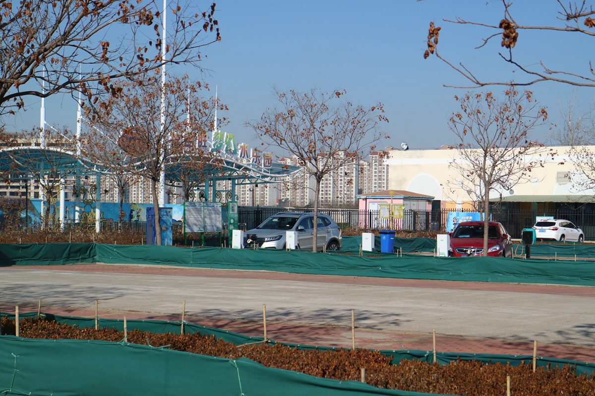 盘点雪天路滑摔倒爆笑场面,自驾游雪地上遇到突发事件