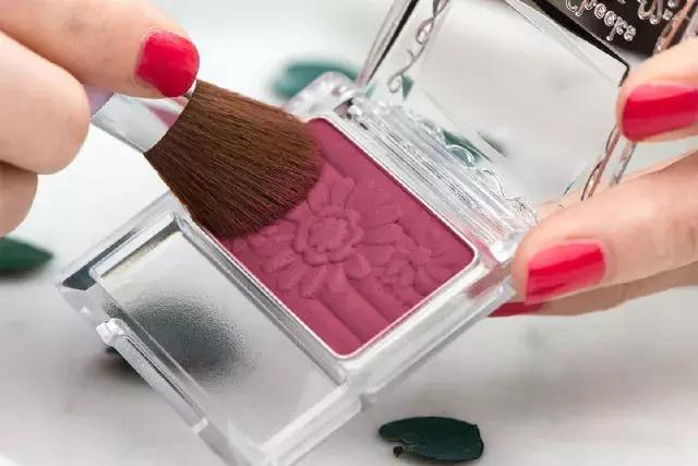 比较显皮肤白的口红,哪款口红又显白又好用