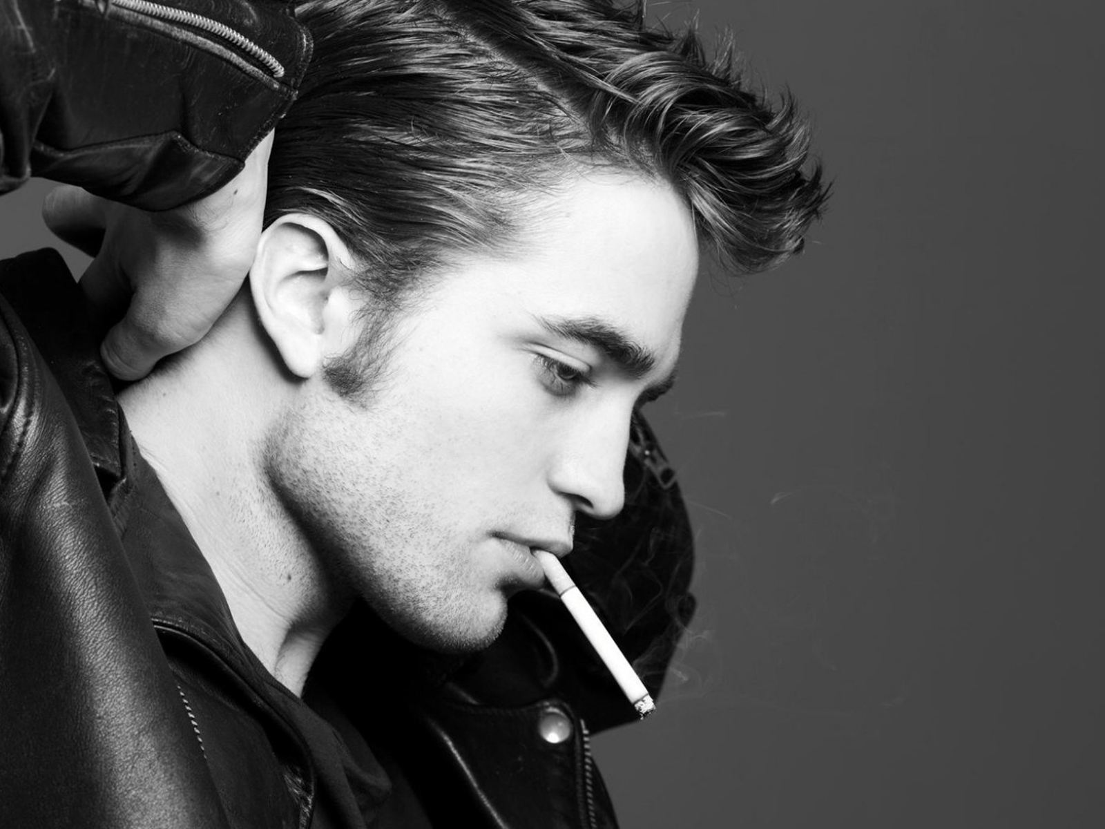 暮光男罗伯特满脸笑容紧盯篮球宝贝，一刻不离！网友：像换了个人