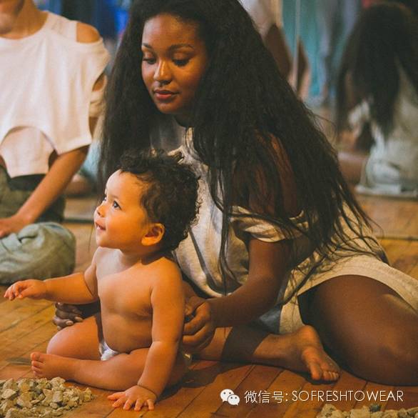 跪了|这个19岁的穷孩子，靠看杂志学做衣服，最后登上了纽约时装周