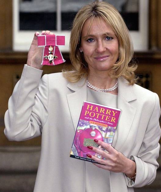 被授予英国勋章名人,被授予共和国勋章获得者