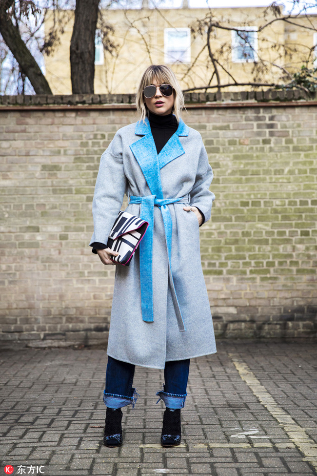 奶茶色短靴和复古蓝牛仔裤搭配吗,直筒牛仔裤搭配马丁短靴