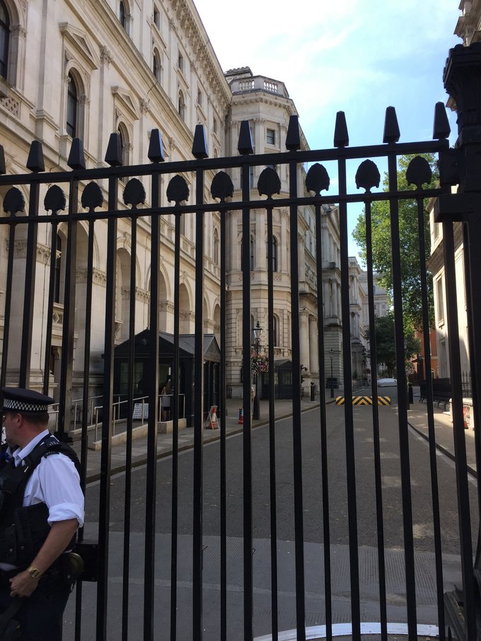 【已完结】英格兰苏格兰18日游记——美景、历史、足球、文化全体验(含挡风玻璃损坏以及车胎被扎处理经过)