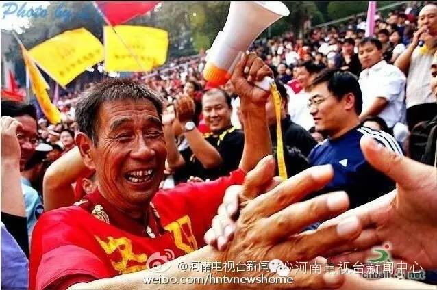 泪足球场上那位最有激情的老爷子走了