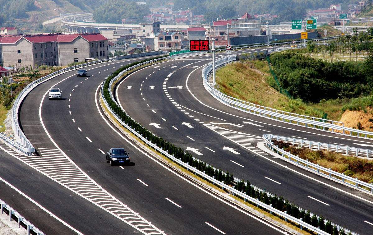 高速上突然蹿出人被撞谁的责任,高速路上突然出现行人怎么办