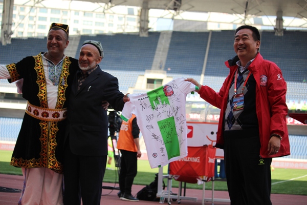 阿图什七旬老人乘南航飞机圆看球梦