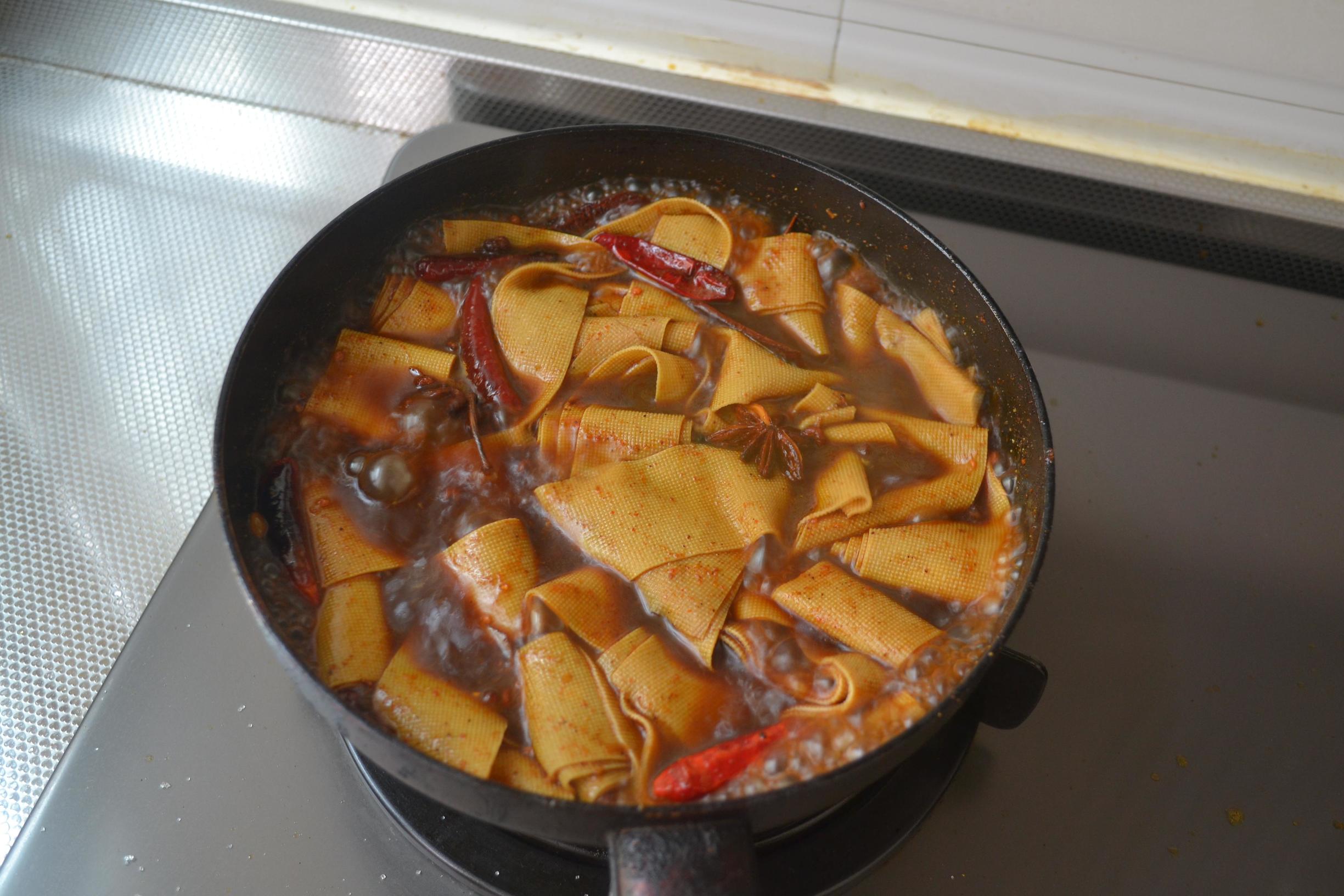 在家制作儿时麻辣涮豆皮,2元豆皮的做法大全