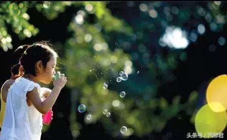 车窗贴膜两年后起泡泡什么原因,后车窗玻璃贴膜起泡能过车检吗