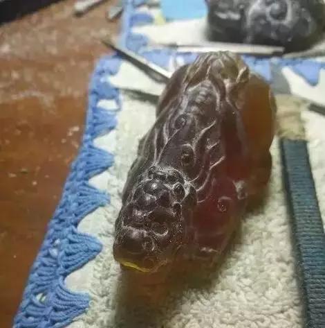 我的琥珀摔断了，雕刻师把残品变成完品，赞一个