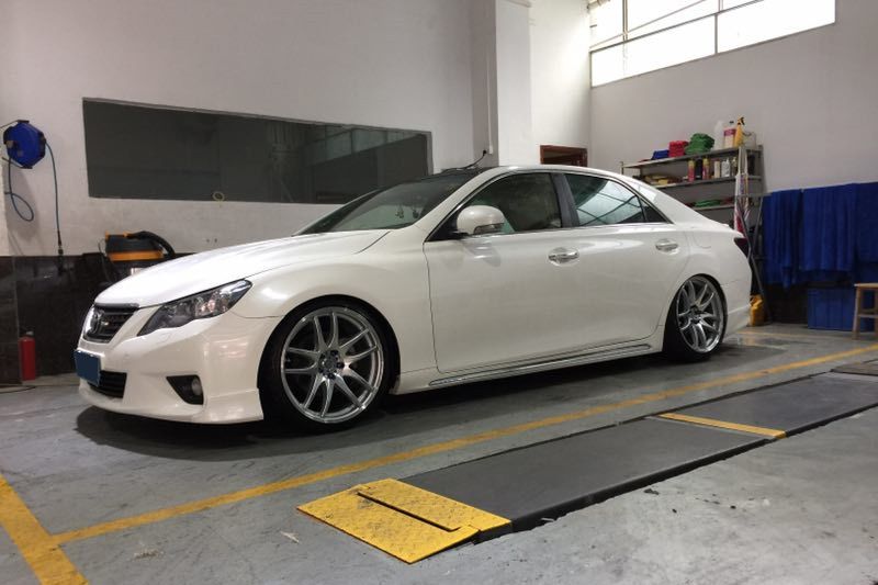 受玩车老爸影响从小就喜欢改装，长大后把锐志改成撩妹大后超！