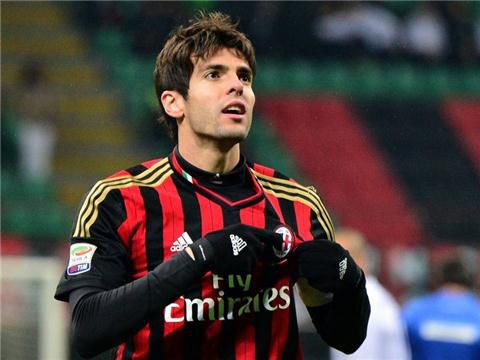 卡卡穿回22号球衣,ac米兰卡卡红黑球衣