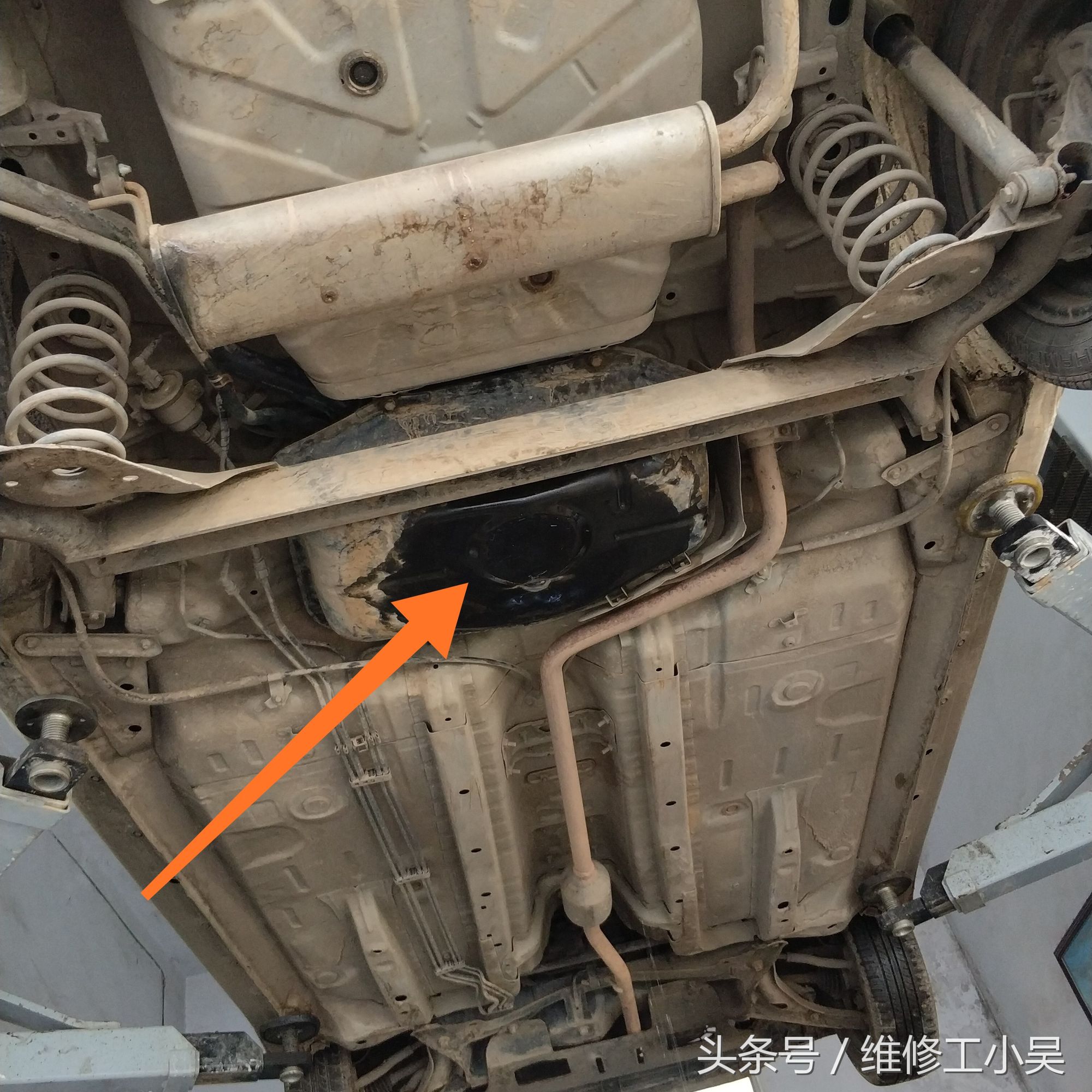 比亚迪轿车有汽油味道怎么解决,比亚迪新车车里有一股烧焦味道