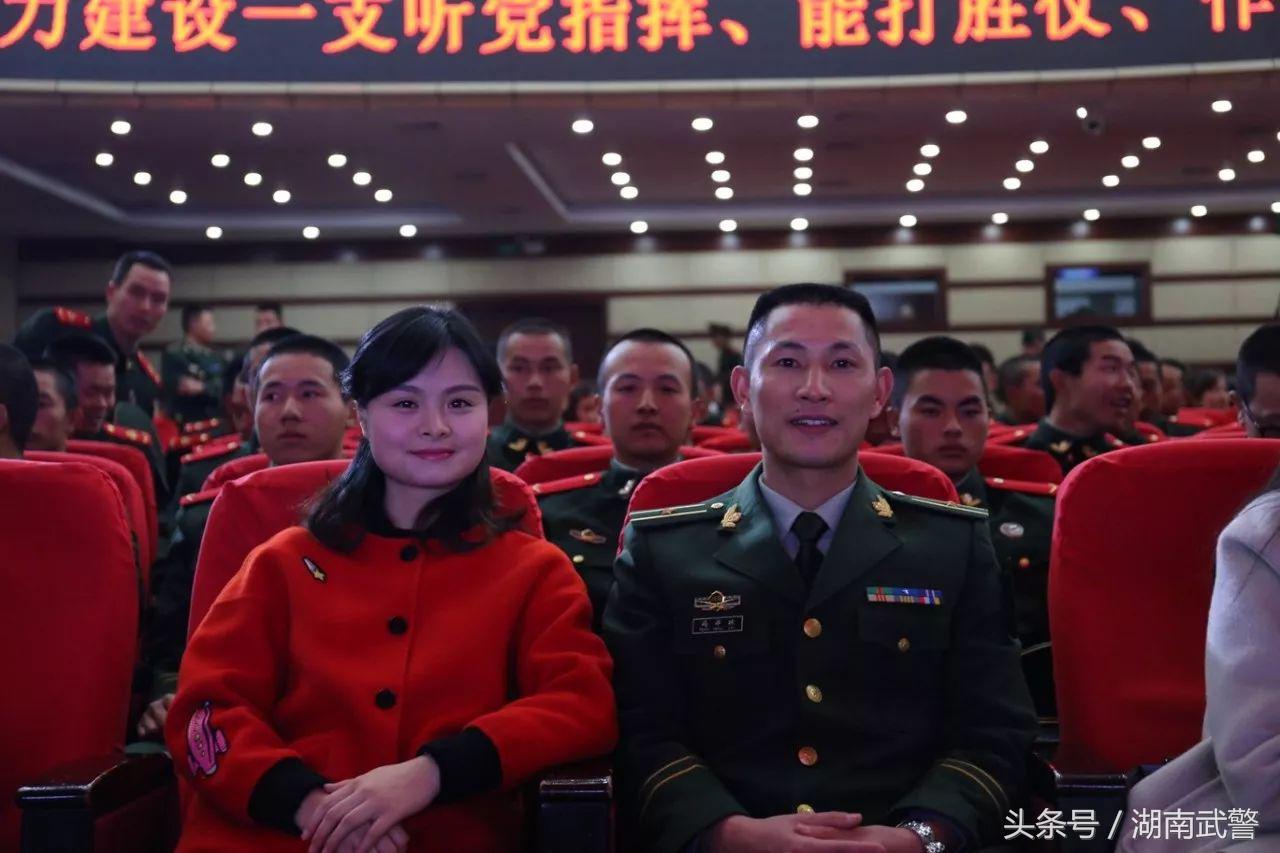 我向党旗敬个礼,我向党旗敬个礼范文