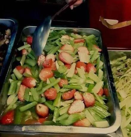 高校食堂灵魂料理大测评：西芹炒草莓，西瓜炖冬瓜