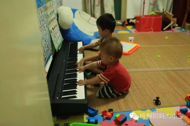 宝宝学走路学步带好还是学步车好,弯腰带娃学走路