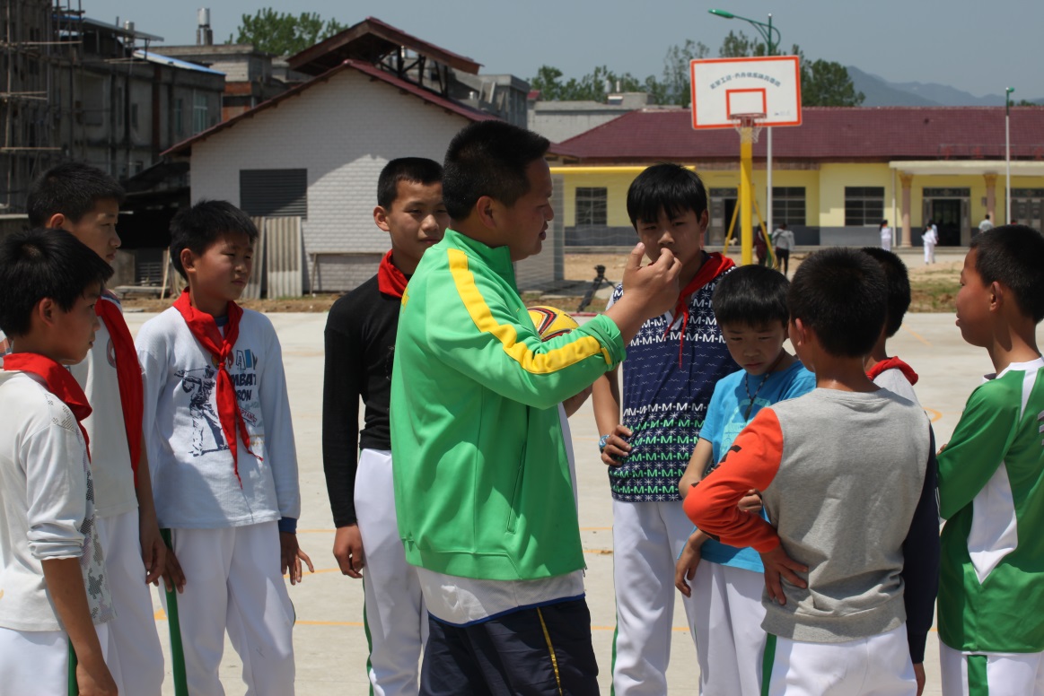 乐视体育走进大别山希望小学捐赠电视球服助力校园足球