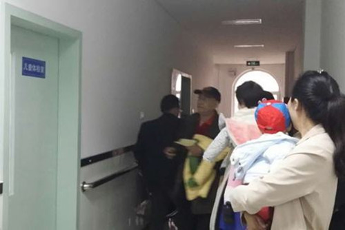 新生儿宝宝嘴巴长脓泡,宝宝嘴里上颚有脓包