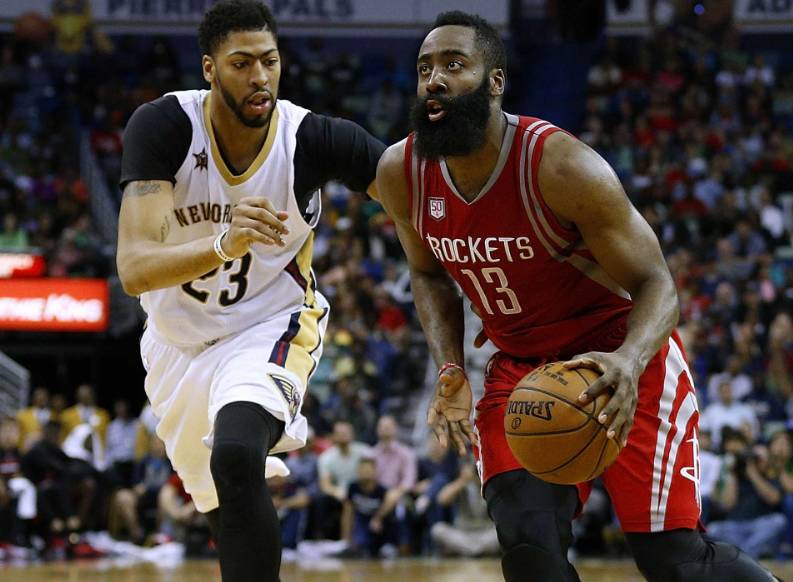 哈登胯下过人几乎没有人能防得住,哈登的过人招牌动作