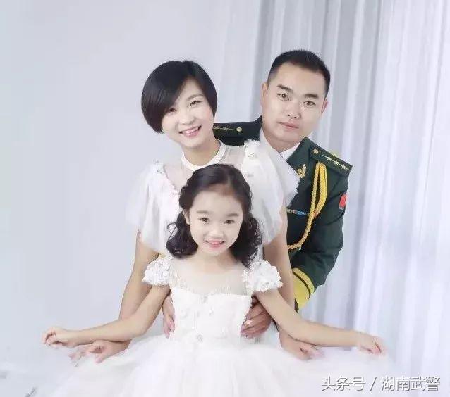 我向党旗敬个礼,我向党旗敬个礼范文