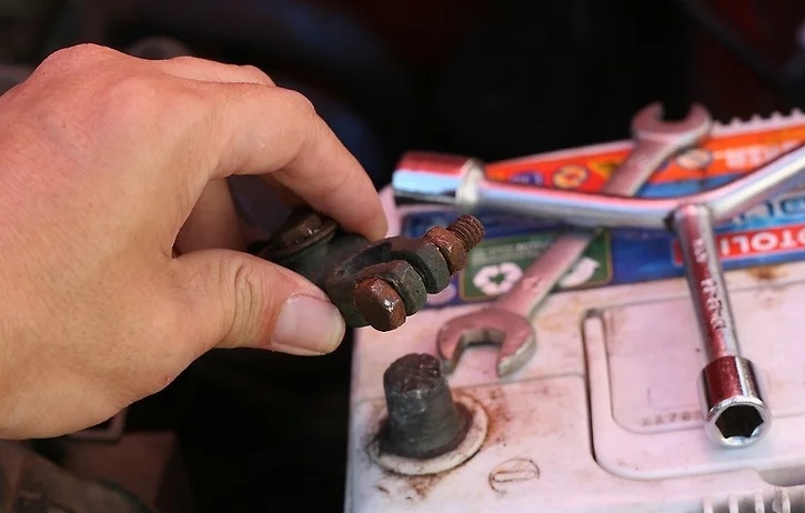 汽车蓄电池寿命一般多久更换,上门更换汽车蓄电池