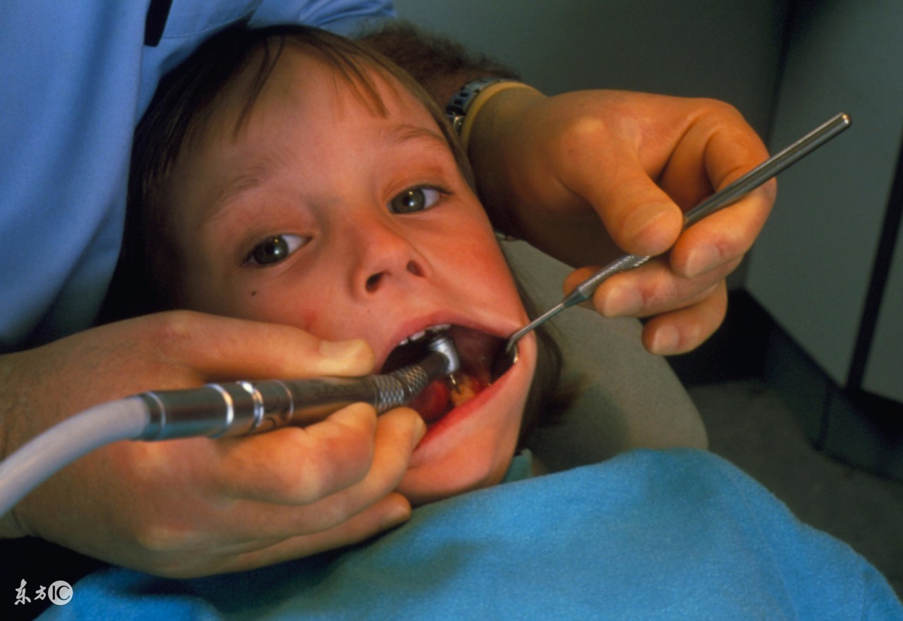 宝妈不要等孩子治疗牙齿时疼痛再陪着哭泣，认真护理乳牙才是根本