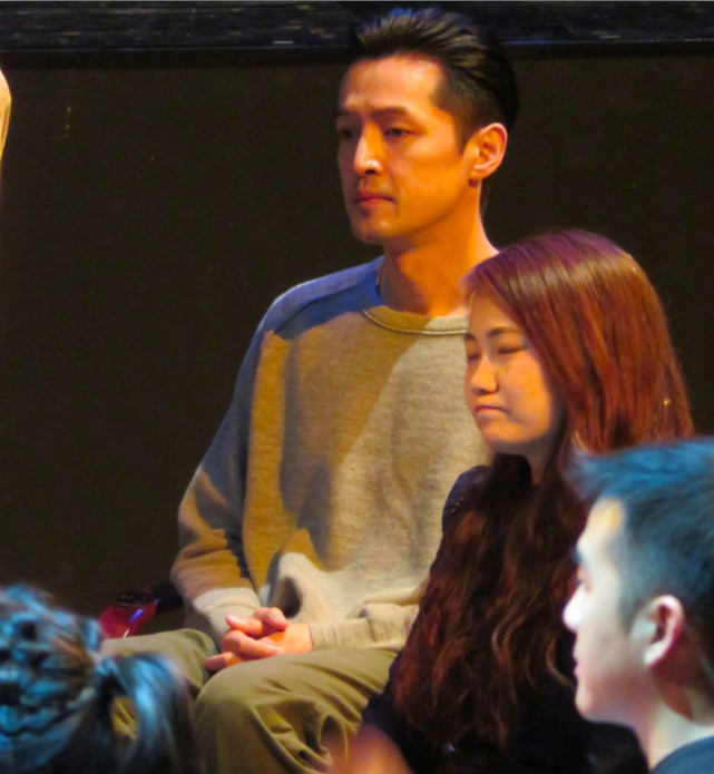 胡歌跪地签名暖心,胡歌的正能量签名