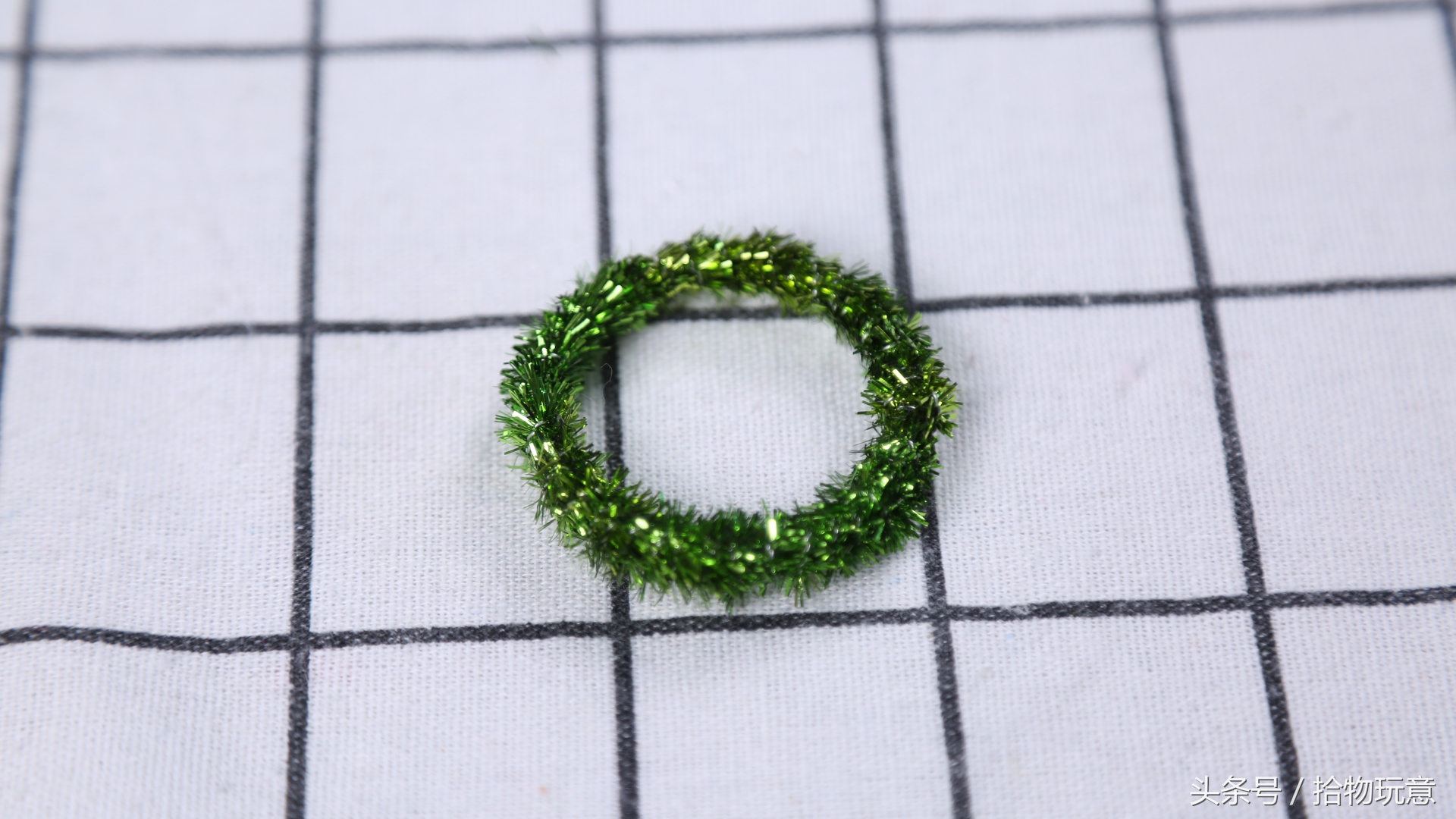 饮料瓶和毛根的结合，造就闪眼的小花环，见过的人都很想拥有