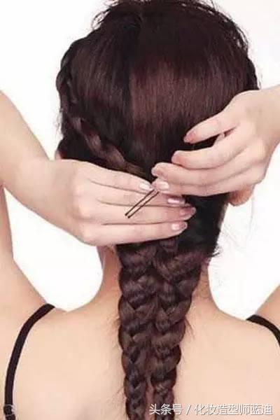 发型这样扎更是高级时尚了,气质款发型扎出去回头率百分百