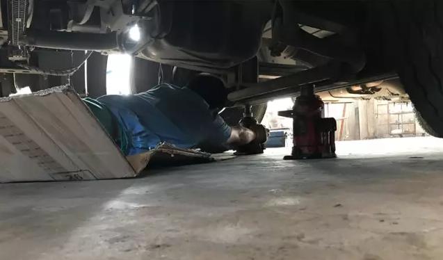 四轮定位正常前轮外侧仍然吃胎,前轮外侧吃胎的原因和解决方法