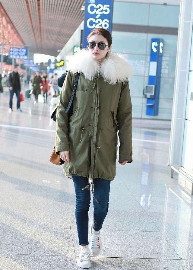 何穗和明星同台肤色对比,何穗穿礼服