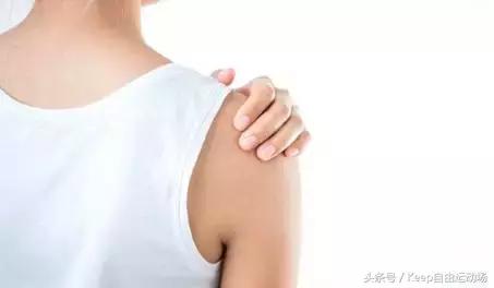 「气质杀手」毁一生，2个动作拯救你的高低肩！