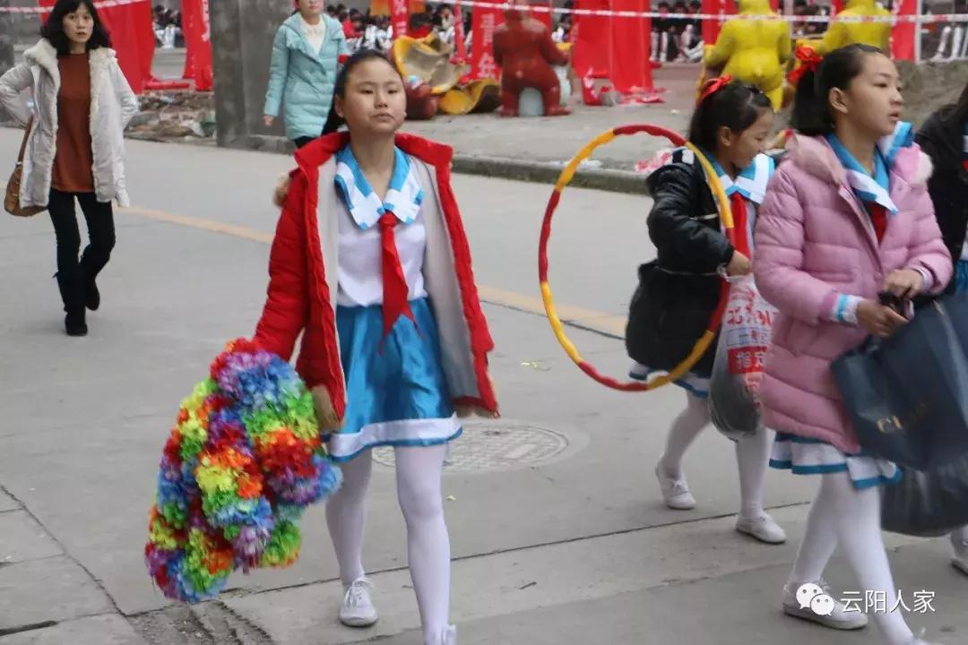 第三届中小*运学**动会开幕,花式表演拍手叫好,上万云阳人围观!