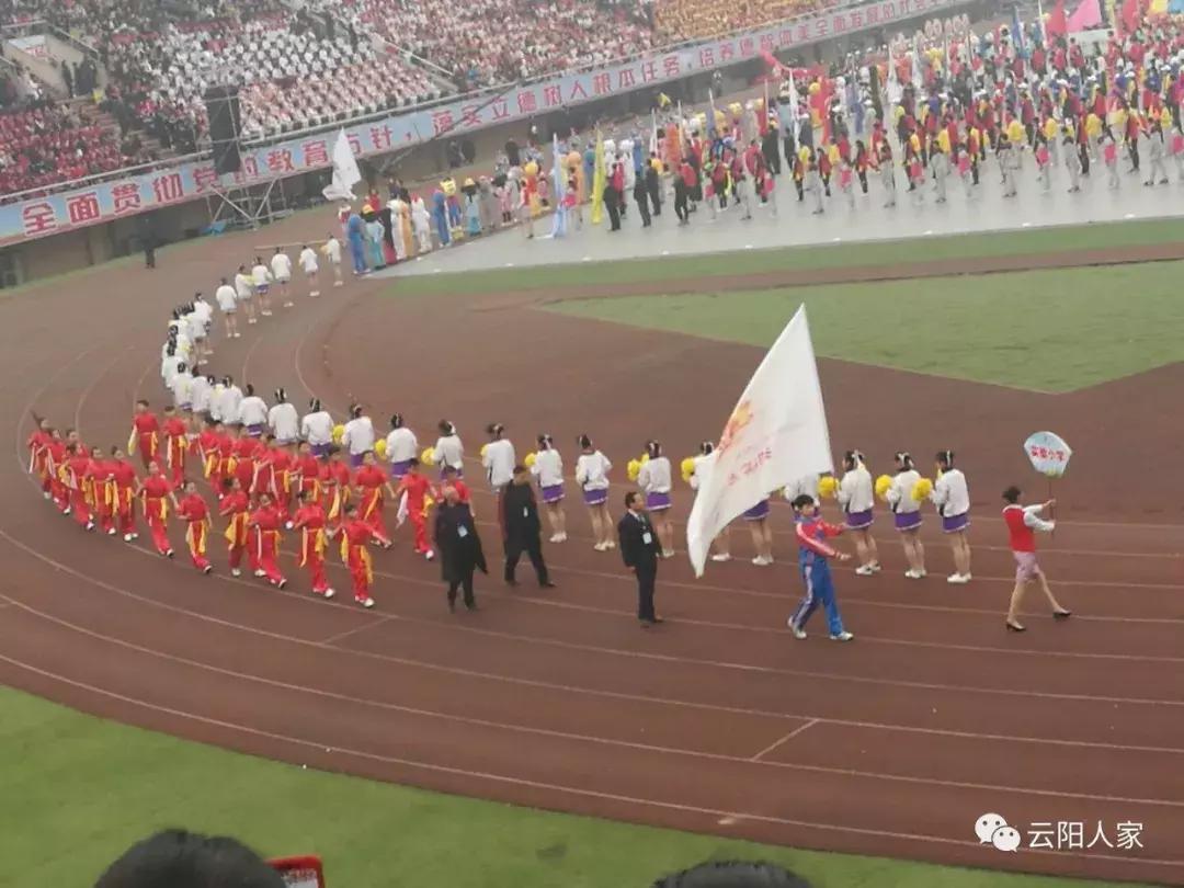 第三届中小*运学**动会开幕,花式表演拍手叫好,上万云阳人围观!