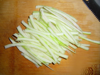 西瓜皮可以凉拌着吃吗,凉拌西瓜皮最好吃的做法