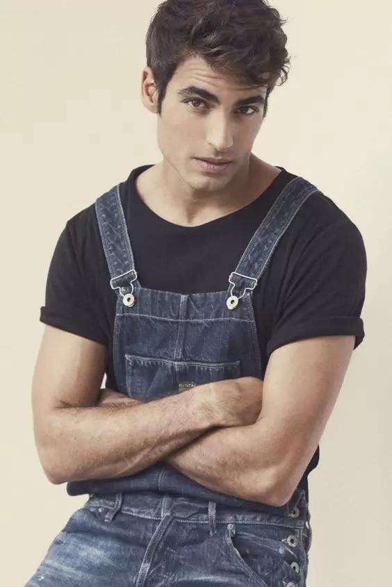 小时候穿背带裤现在穿背带裤,背带裤已经成了潮流