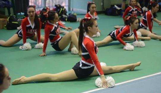 大学啦啦队选拔靠“偶遇”短裙长腿一字马是标配