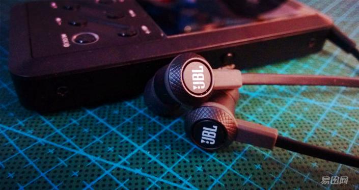 300元左右入耳式耳机推荐,300元蓝牙耳机和100元有线耳机