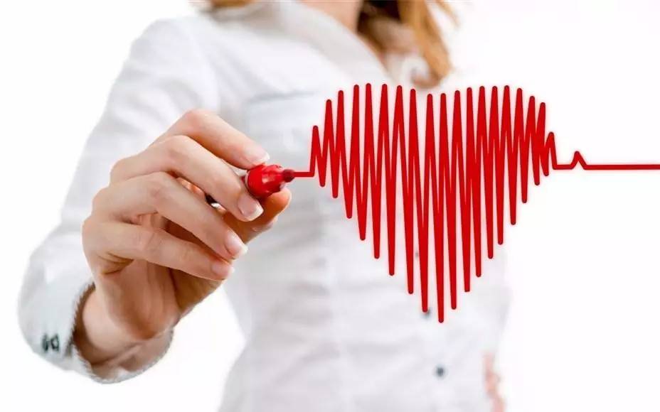 女生脸上过敏红肿痒起小疙瘩,脸上出现红肿是什么原因