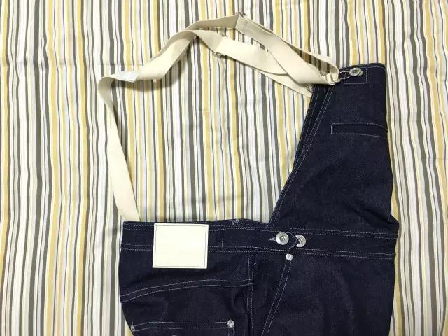 小时候穿背带裤现在穿背带裤,背带裤已经成了潮流