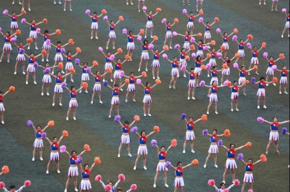 大学啦啦队选拔靠“偶遇”短裙长腿一字马是标配