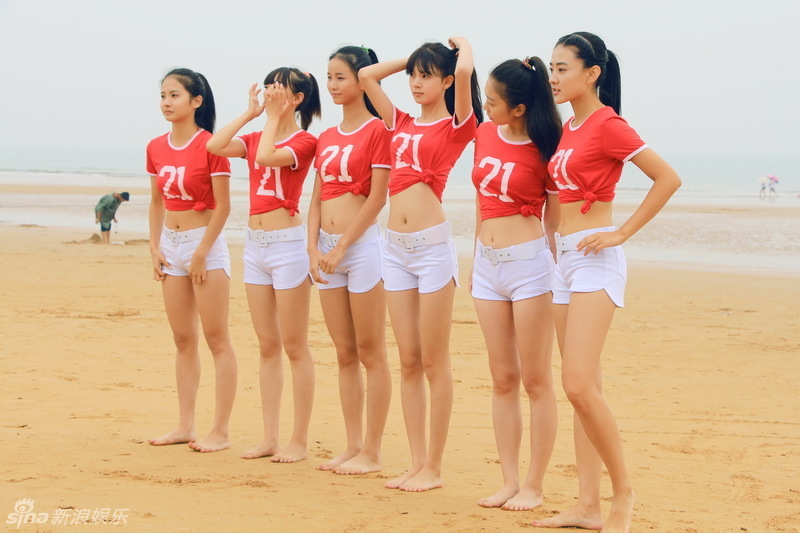 大学啦啦队选拔靠“偶遇”短裙长腿一字马是标配