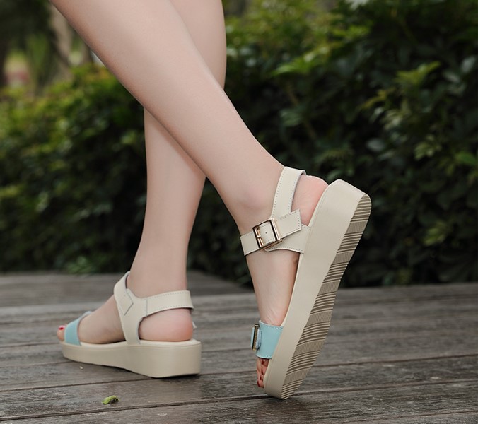 休闲凉鞋显高不累脚,五一开车出游休闲透气真皮凉鞋